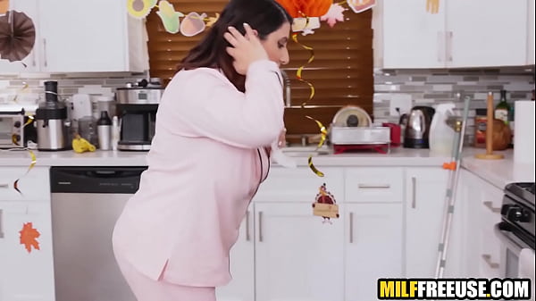 Pasierb wykorzystuje macochę i jej lesbijską kochankę, kiedy tylko mu się podoba