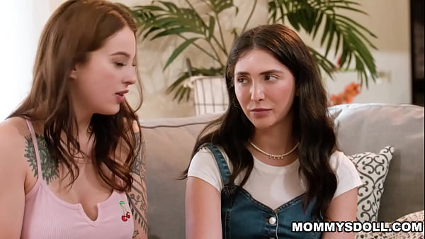 Pasierbice Jane Wilde, Maya Woulfe i Maddy May uprawiają lesbijski seks w czwórkę ze swoją macochą Penny Barber.