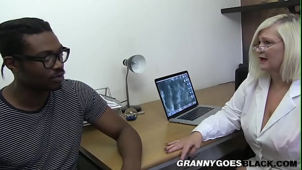 Pulchna dojrzała lekarka ssie dużego czarnego kutasa