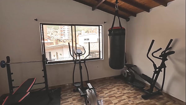 Ruda MILF podnieca się podczas ćwiczeń