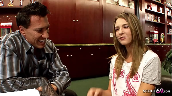 Śliczna nastolatka Shyla Jameson uwodzi, by pieprzyć się ze swoim szefem z wielkim kutasem