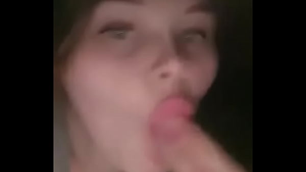 Whore Wife uwielbia ssać kutasa tatusia i sprawiać, że dochodzi