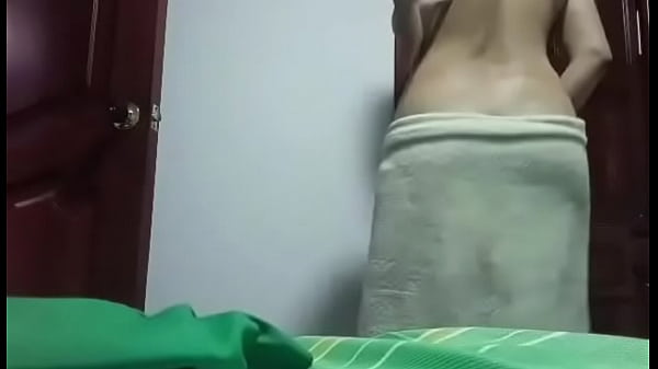 Wyciekło domowe wideo pastora kościoła w ręczniku. duże naturalne cycki.