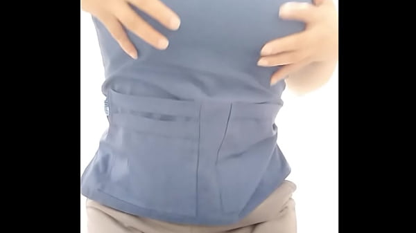 ŻĄDNA PRZYGÓD SUKA! ASYSTENTKA SPRZĄTAJĄCA WCHODZI DO ŁAZIENKI UŻYTKOWNIKÓW, ABY CODZIENNIE SPRZĄTAĆ!!! PONIEWAŻ MA KANAŁ PORNO, POKAZUJE SWOJE PIĘKNE SEKSOWNE CYCKI!