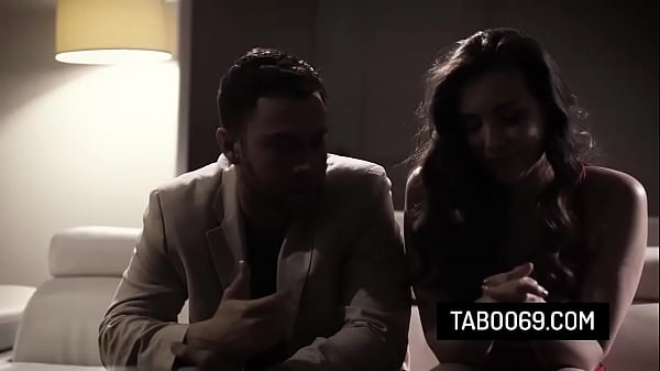 Zboczona macocha Mona Wales dołącza do trójkąta ze swoim pasierbem i jego dziewczyną Casey Calvert