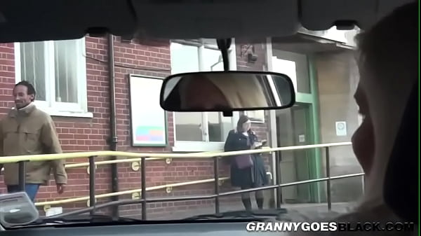 Zjedzona babcia ssie czarnego kutasa