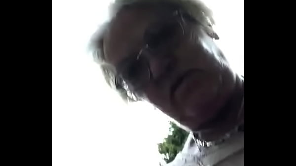 Babcia owłosiona cipa pod sukienką