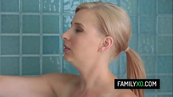 Blond macocha Alice Chambers pieprzy się ze swoim pasierbem pod prysznicem