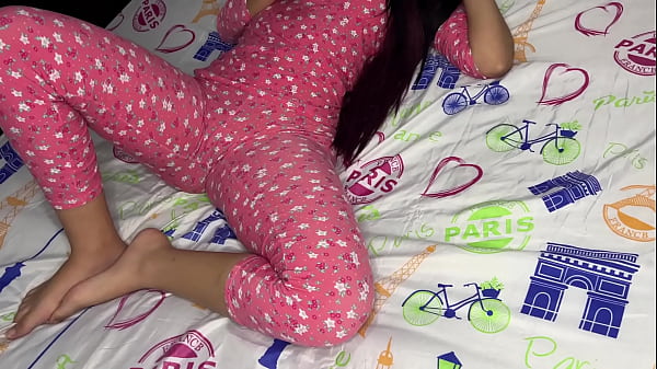 Cipka mojej pasierbicy w piżamie Co za pyszna cipka 18-letniej dziewczyny