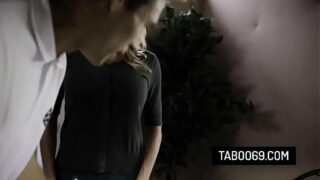 Cycata macocha Alexis Fawx pieprzy się ze swoim pasierbem i jego nową dziewczyną Aryą Fae