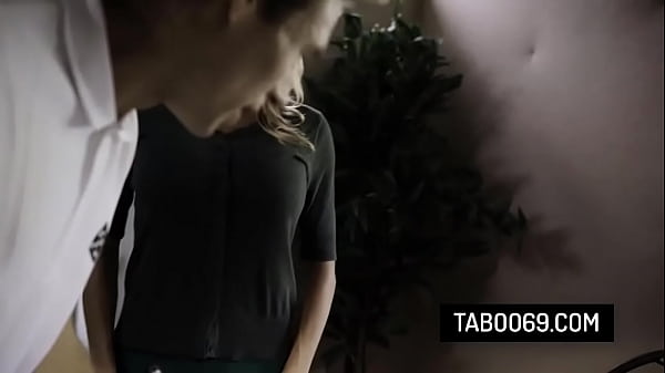 Cycata macocha Alexis Fawx pieprzy się ze swoim pasierbem i jego nową dziewczyną Aryą Fae