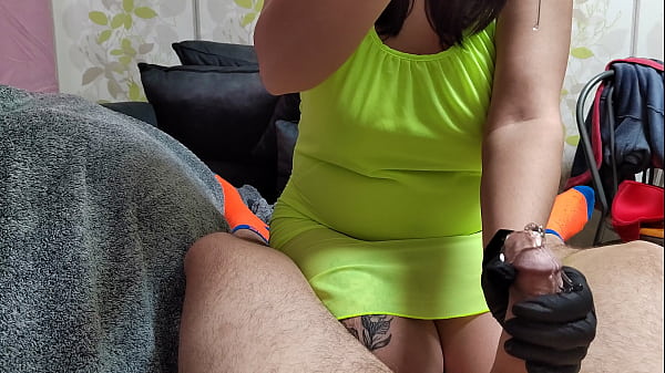 Czarne rękawiczki handjob od cycatej laski. Ogromny wytrysk na cycki