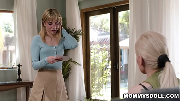 Demi Hawks jest zdenerwowana przez swoje macochy Reagan Foxx i Demi Hawks seksowne gorące ciała, dopóki nie zdecydują się jej uspokoić na swój sposób