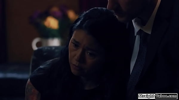 Dojrzała macocha znajduje pocieszenie w pasierbie