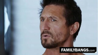 FamilyBangs.com ⭐ Niegrzeczna Masażystka Nastolatka Rub Pieprzy Tatę Swojej Najlepszej Przyjaciółki, Britney Light, Tommy Gunn