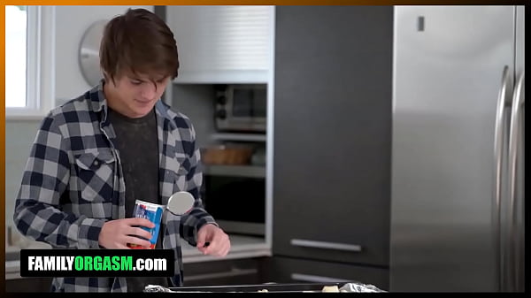 FamilyOrgasm.com ⏩ Szczęśliwy chłopak otrzymuje przyjemność od macochy i pasierbicy