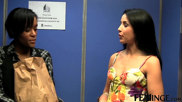 FEMINGE 4K – Hebanowa lesbijka liże cipkę swojemu koledze z pokoju