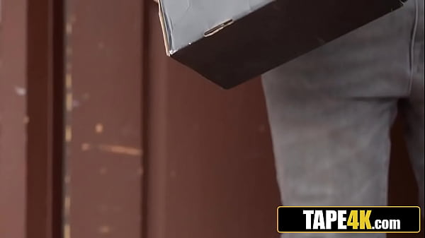 Gorący różowowłosy MILF z nostalgią wspomina stare dobre czasy