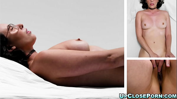 Kinky Casey Calvert udzieliła wywiadu na temat swoich nawyków masturbacyjnych, a następnie zademonstrowała, jak sprawia sobie przyjemność, aby osiągnąć intensywny orgazm!