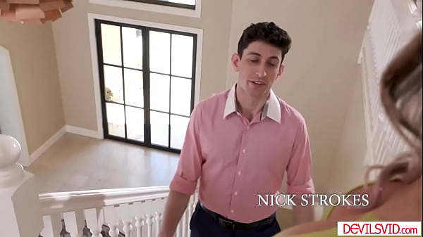 Koleś ssący macochę w prawach dużych cycków podczas rżnięcia jej mocno