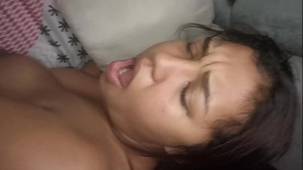 Kolumbijska brunetka odpoczywa, a jej chłopak przerywa jej odpoczynek.