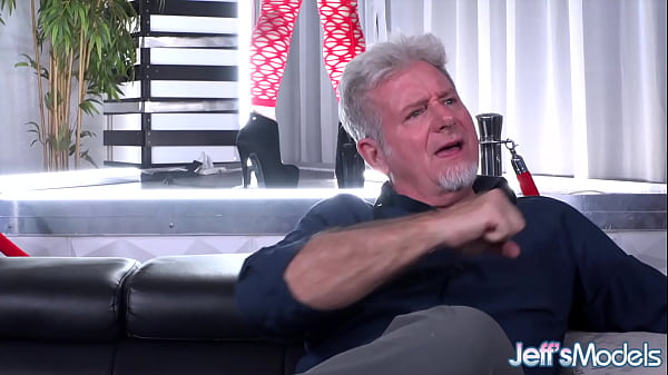 Kręcona blondynka Shayla Pink bawi się swoją mufką podczas brania kutasa