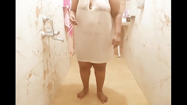 Laos sexy milf biorąc prysznic