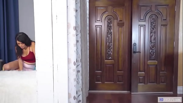 Lesbijska macocha pomaga podnieconej dziewczynie