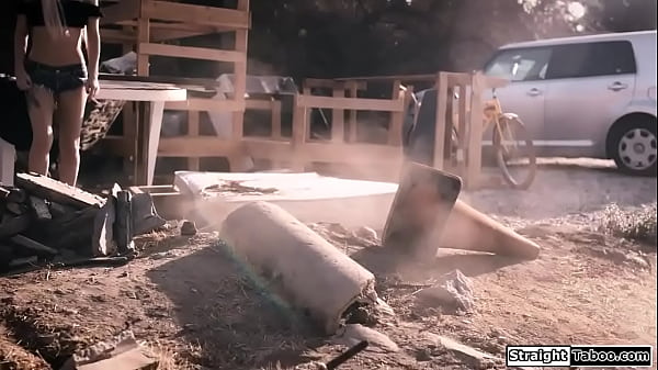 Macocha liże swoją pasierbicę na zewnątrz