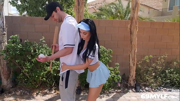 Milf Crystal Rush trzymająca długi kij