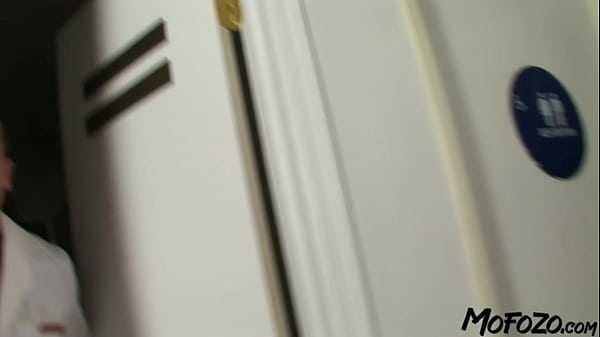 MOFOZO.com – Brunetka Step Sis z dużymi cyckami dostaje twarz