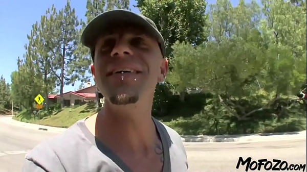 MOFOZO.com – Ciekawa amatorka w swoim pierwszym filmie porno