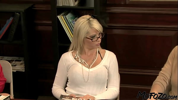 MOFOZO.com – Cycata blondynka dostaje dużą facjatę!