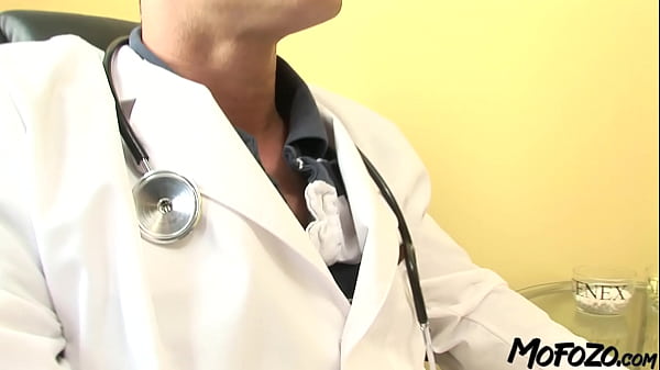 MOFOZO.com – Czarnowłosa dziwka jest ruchana w twarz