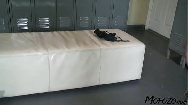 MOFOZO.com – Czarnowłosa MILF dostaje spermę na usta