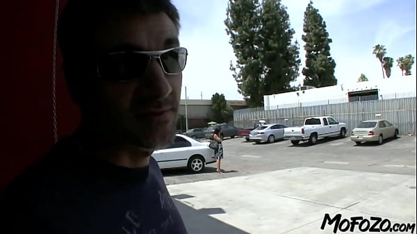 MOFOZO.com – Dojrzała Latynoska z dużymi cyckami pieprzy się z pracownikiem fabryki