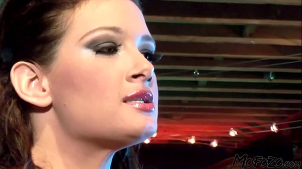 MOFOZO.com – Mistrzyni Brunetek liże swoją cipkę
