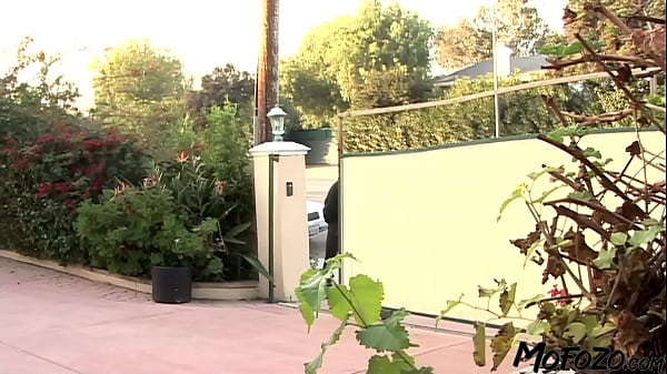 MOFOZO.com – Napalony facet pieprzy przyrodnią siostrę w tyłek