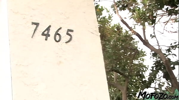 MOFOZO.com – Niegrzeczna amatorka jest ruchana w tyłek podczas swojej pierwszej sesji zdjęciowej