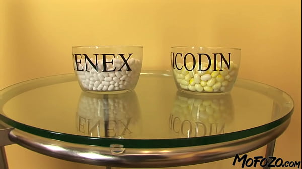 MOFOZO.com – Niegrzeczna pasierbica dostaje maseczkę od lekarza