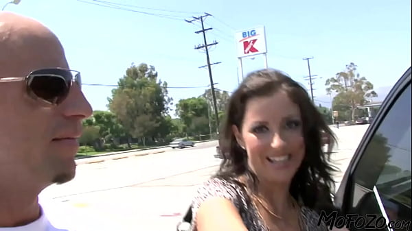 MOFOZO.com – Oto jak poderwać gorącą laskę na parkingu!