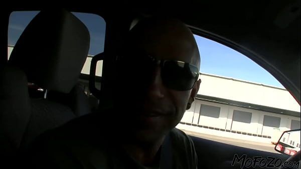 MOFOZO.com – Poderwaliśmy laskę na ulicy i zerżnęliśmy ją przed kamerą!