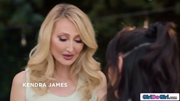 Moja biuściasta macocha wpatrywała się w moje majtki, a ja wykonałam swój ruch