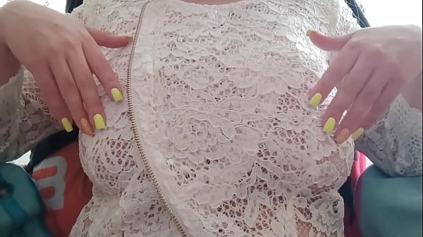 Moja urocza przyrodnia siostra z dużymi cyckami zamknęła się w pokoju i zaczęła podniecać swoje sutki – Luxury Orgasm