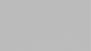 Monika Fox w różowym bikini pływa, masturbuje się i tryska w morzu publicznie