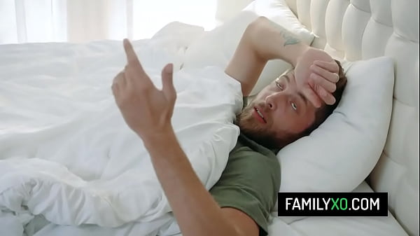 Napalona macocha Sofie Marie pieprzy swojego chorego pasierba tylko po to, by poczuł się lepiej.