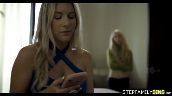 Nastolatka przytula się, a potem liże duże cycki macochy