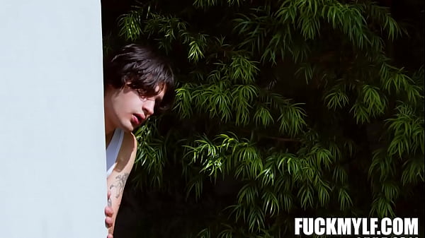 Obowiązki nago Alexis Malone , Elias Cash