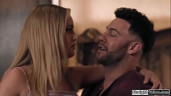 Para przekonuje brunetkę, pieprząc ją