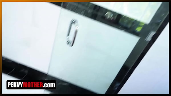 PervyMother.com ⏩ Macocha przynosi chłopcu coś więcej niż ręcznik